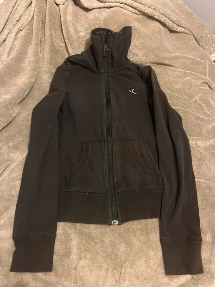 Veste de sport douce noire / marron foncé