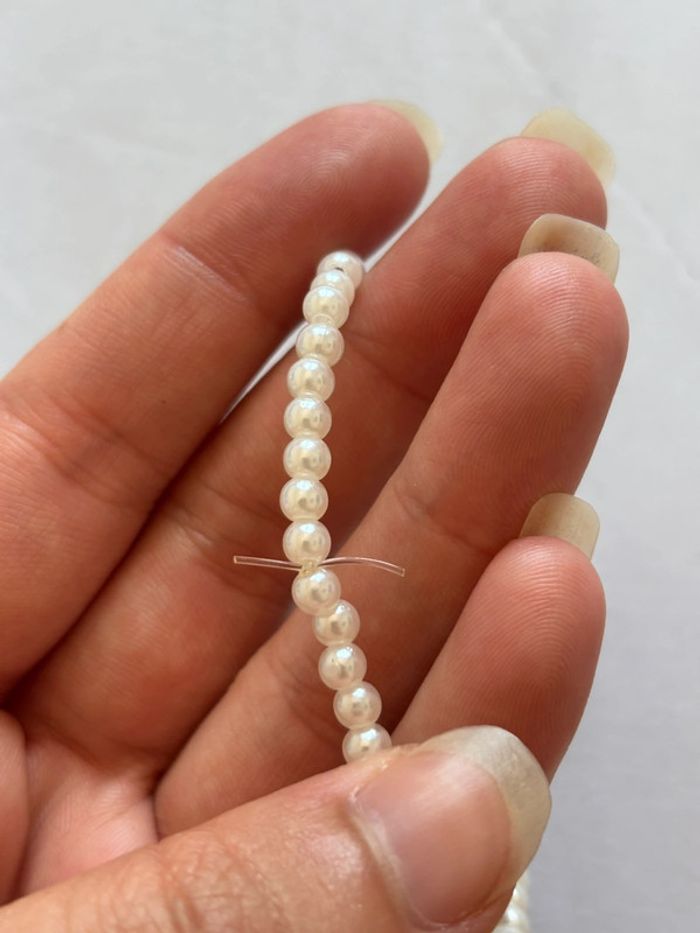 Bracelet de perles blanches forme cœur doré fait à la main - photo numéro 4