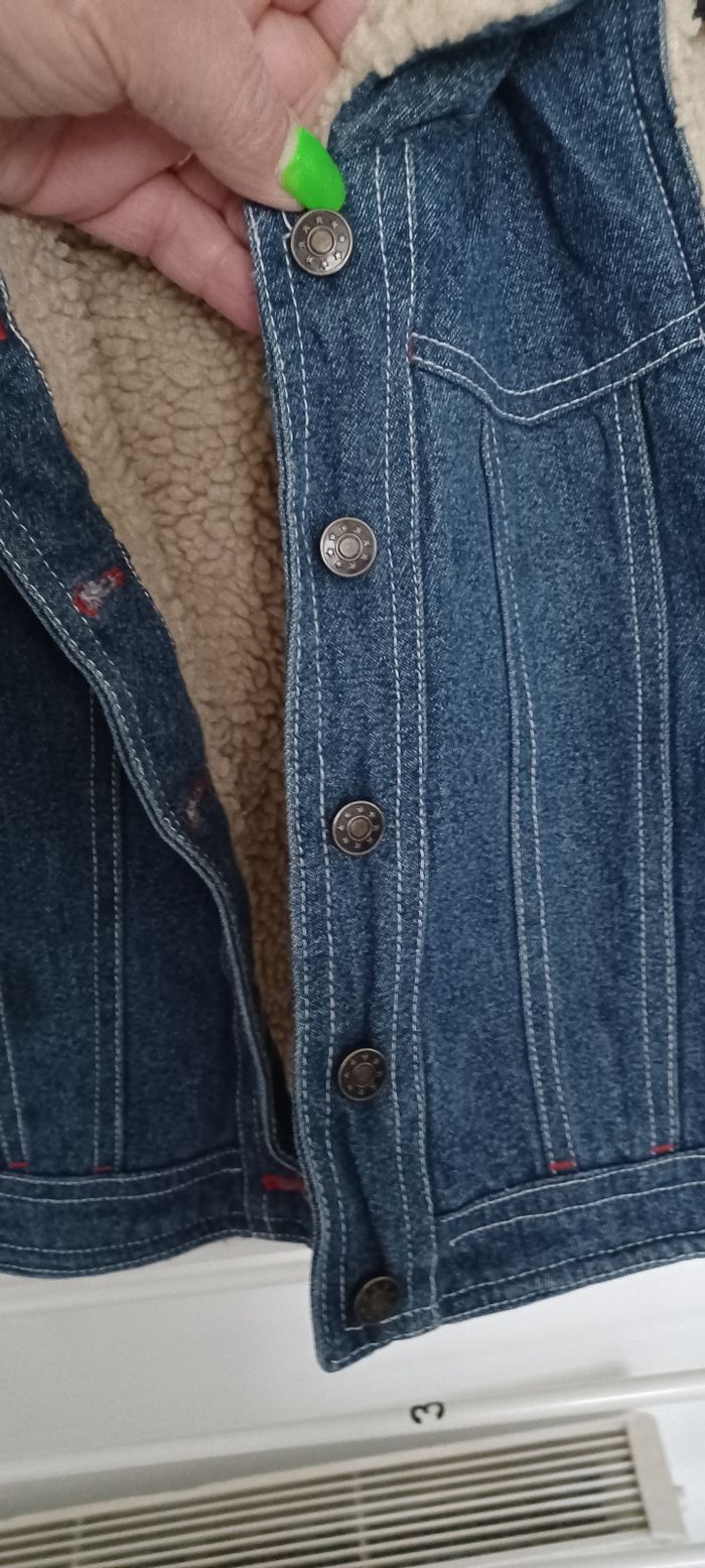 Très jolie veste jeans sans manches fille T 8 ans - photo numéro 3