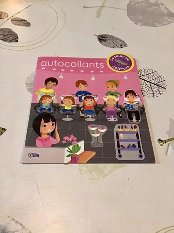Livre les autocollants Le salon de coiffure, créer tes décors