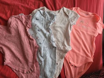 Lot 4 bodies manches courtes