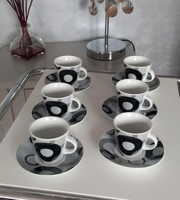 tasses à café grises et noires