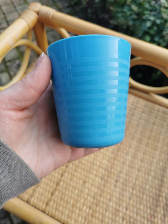 Gobelet en plastique bleu