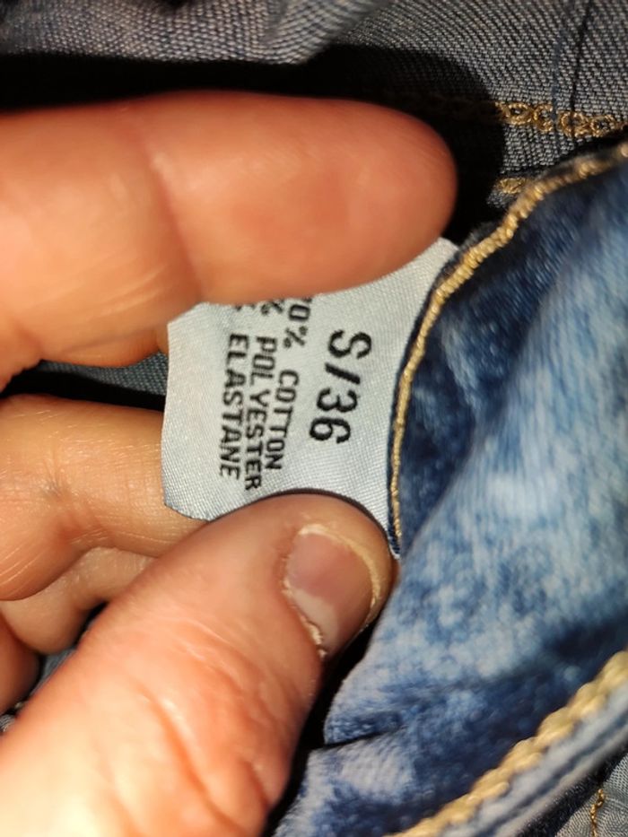 Très beau jeans effet troué - photo numéro 4