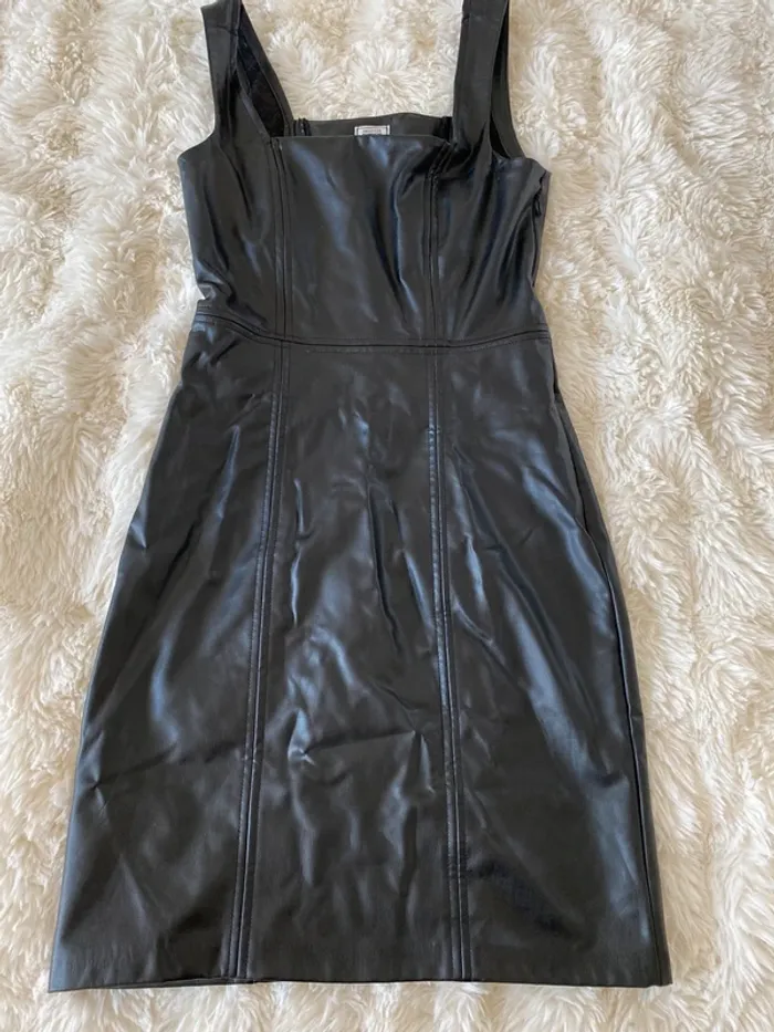 Jolie robe noire en simili cuir Pimkie taille 32