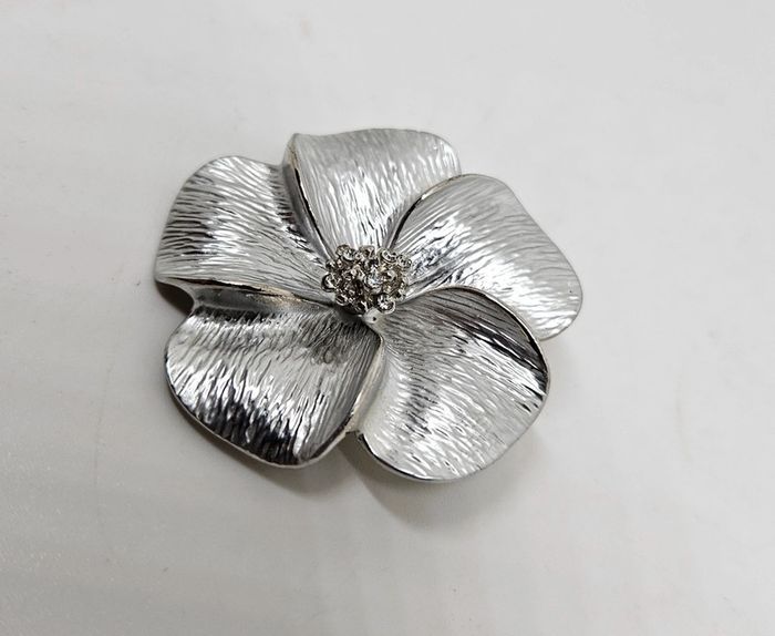 Broche.
Yves Rocher - photo numéro 3