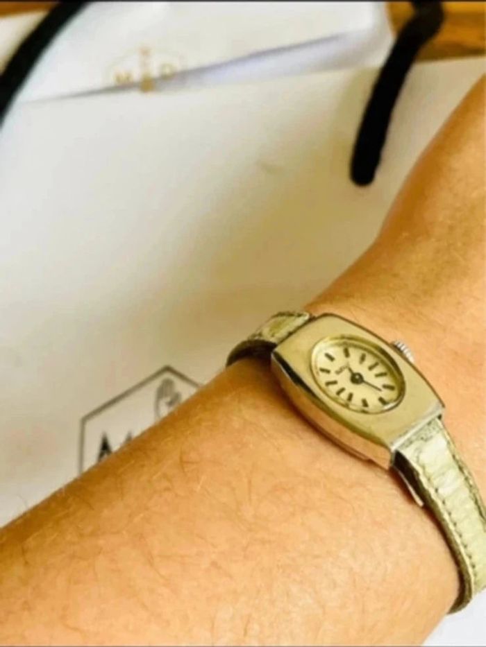 Sublime montre ancienne vintage art déco bracelet cuir blanc et cadrage argent
