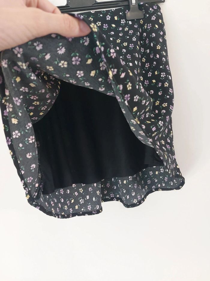 Mini jupe noir motifs à fleur - photo numéro 4