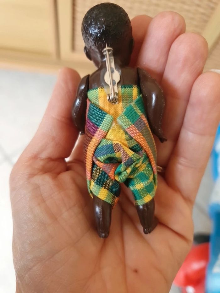 Petite broche poupée - photo numéro 4