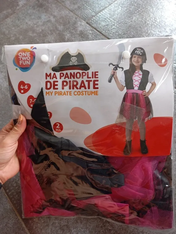 Costume pirate fille 10/12 ans mais taille très petit - photo numéro 2