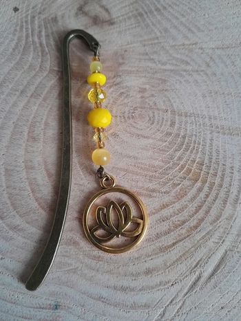 Marque page nénuphars doré