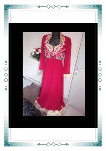 🌺 NEUF robe avec poitrine brodée