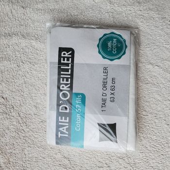 1 taie d'oreiller blanc en 63 X 63 cm