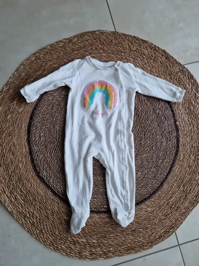 Joli pyjama fille taille 9 mois