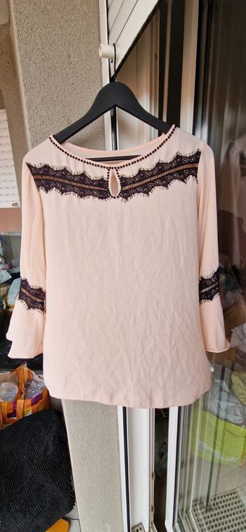 Joli haut d'été rose pâle manches mi longues broderies en dentelle noir taille 42