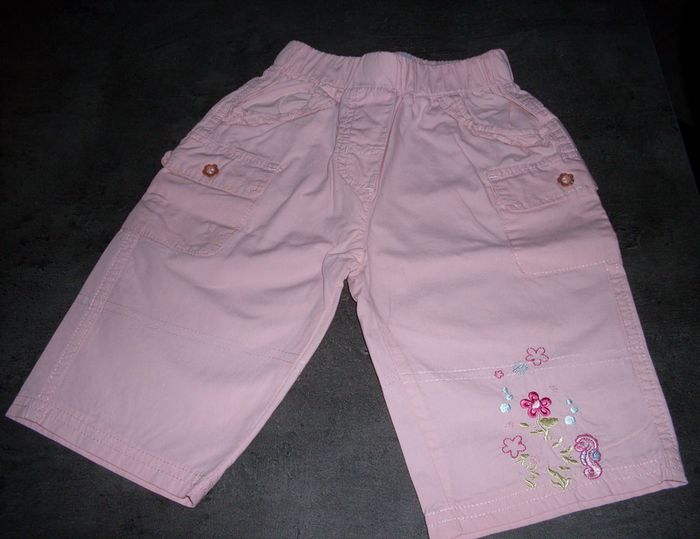pantacourt rose clair 18 mois en très bon état
