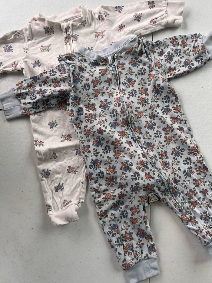 Lot de deux pyjamas H&M floral zip fermeture éclair taille 3 mois - photo numéro 2
