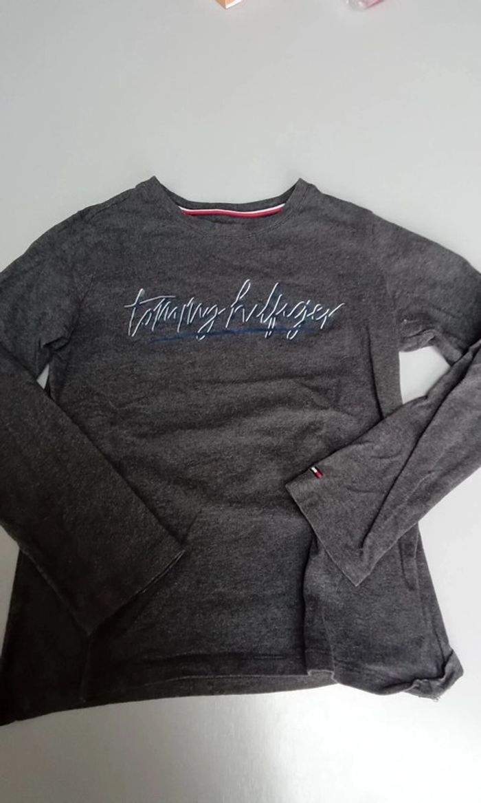 Tee-shirt manches longues taille 8/10 ans marque Tommy Hilfiger