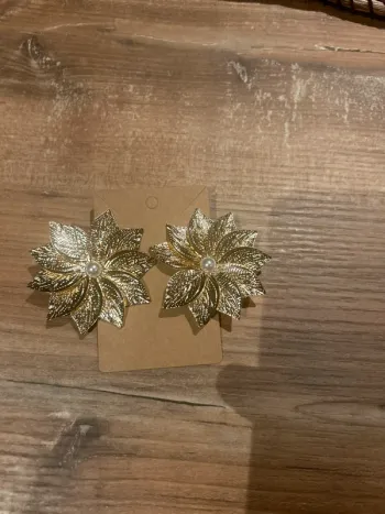 Boucles d’oreilles dorée neuve