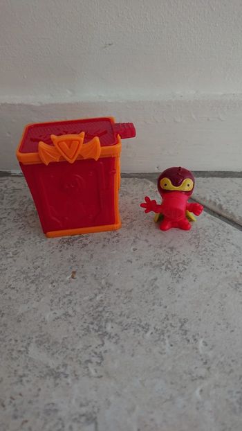 Figurine "superthings" rouge et orange ultra dryer 043