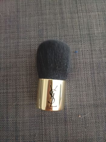 Pinceau poudre kabuki siglé Yves Saint Laurent