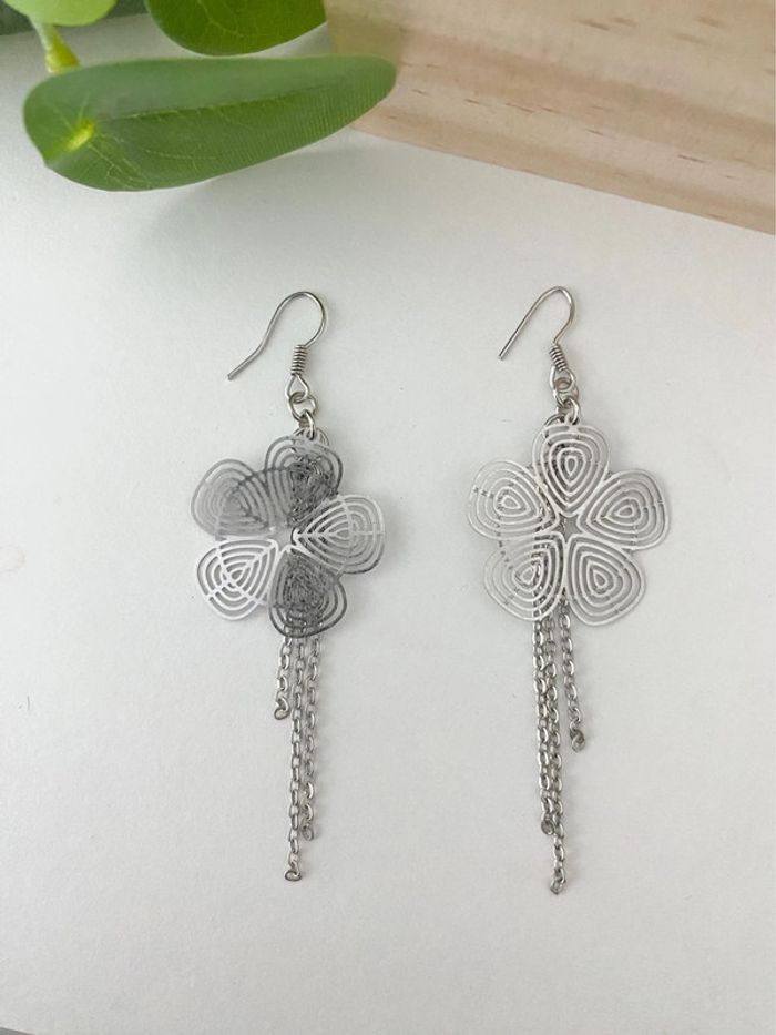 Boucles d’oreilles pendantes - chaînettes et fleurs - 🌸 - photo numéro 4