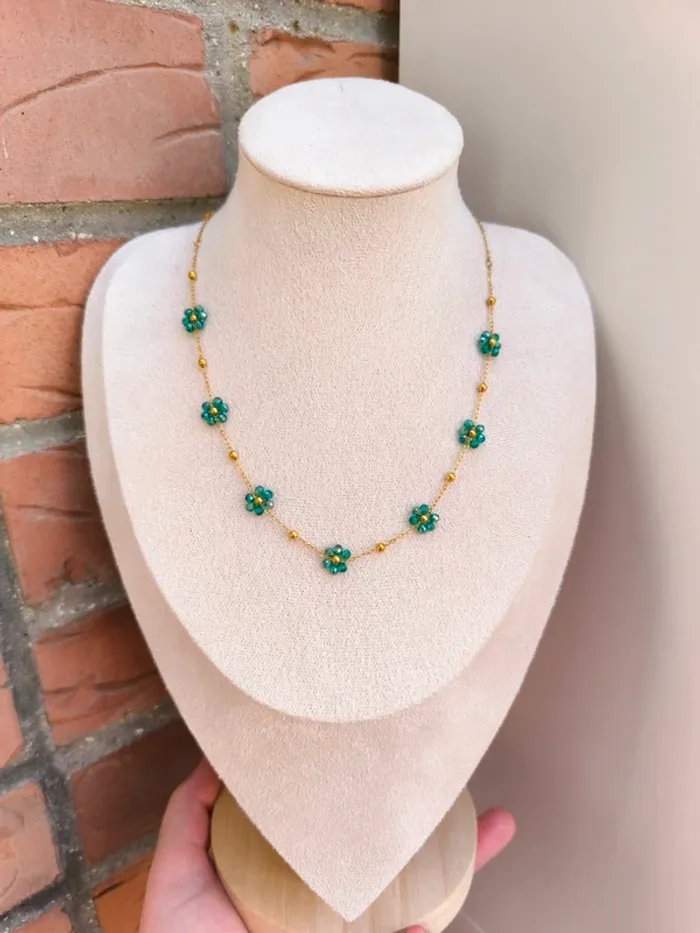 Collier doré avec fleurs marguerites vertes - photo numéro 4