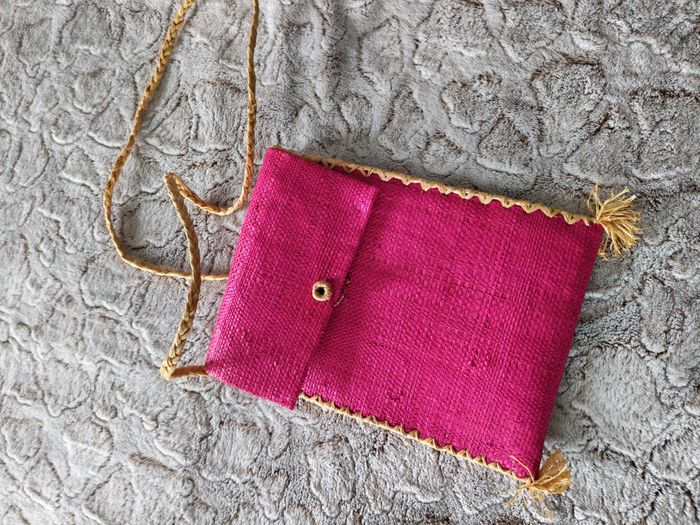 Pochette de paille rose fuschia