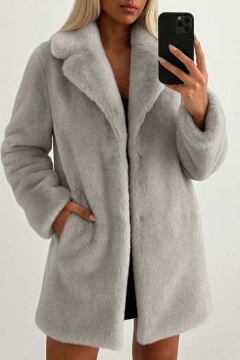 🩶 Manteau en fausse fourrure grise effet brillant taille xs.