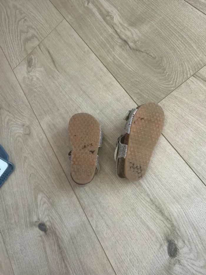 Nu pied petite fille - photo numéro 5