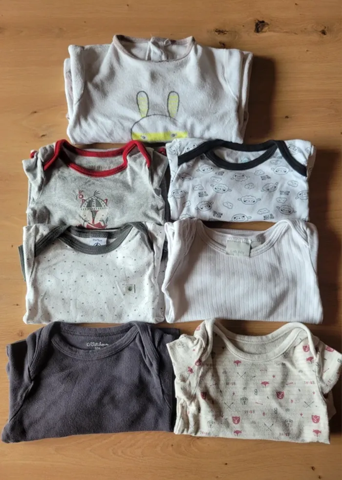 Lot 6 bodys + 1 pyjama - 12 mois