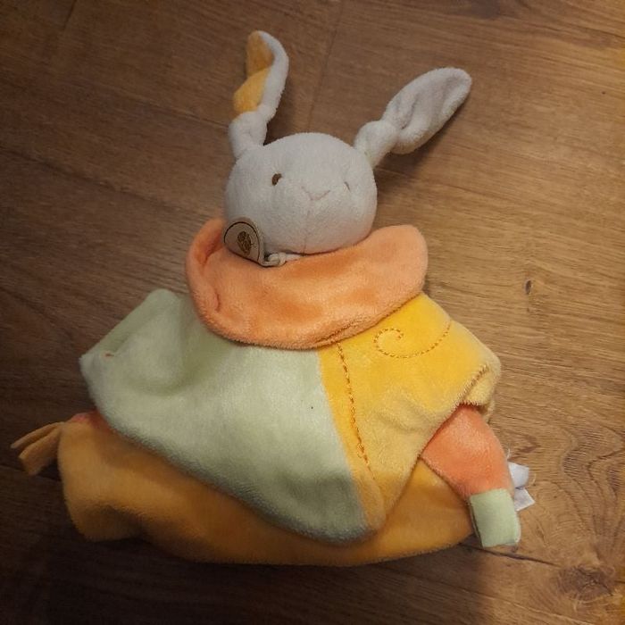 Doudou lapin marque baby mat.