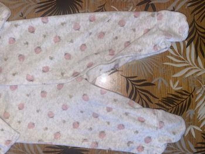 Pyjama velours gris à motif fraise rose tex bb 1-3 mois - photo numéro 3