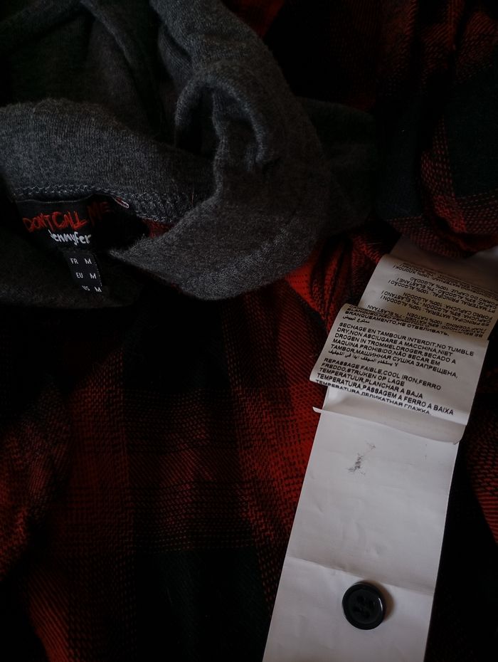 Chemise avec capuche et 2 poches . Taille M .Coton carreaux  rouge et noir . Jennyfer. État neuf - photo numéro 8