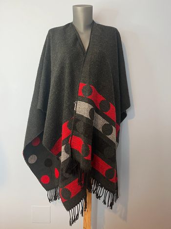 Cape élégante gris foncé à pois – Style original et intemporel