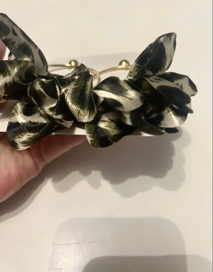 Boucles d’oreilles / Créoles à froufrous NEUVES couleurs noir et gris motifs léopard - photo numéro 6