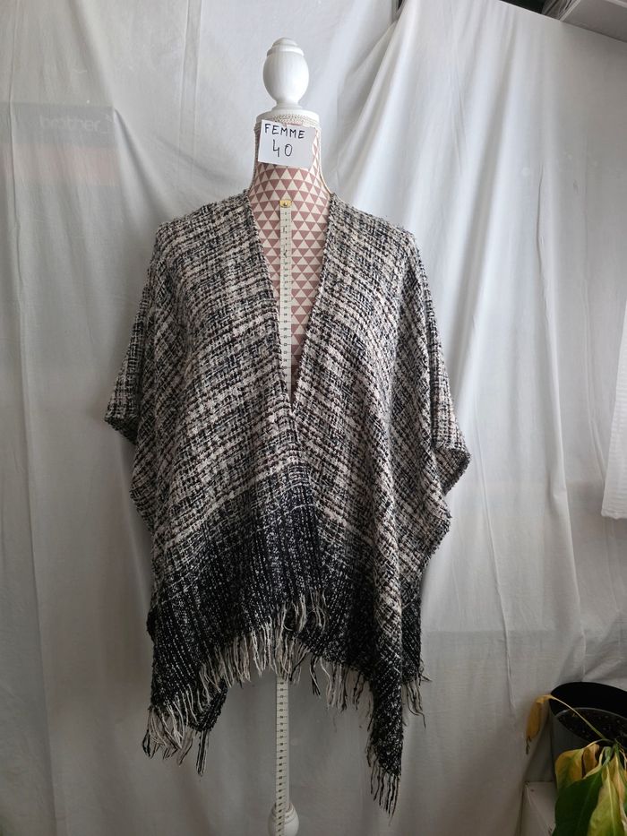 Poncho,marron en dégradé,en très bon état, attache par pression sous les bras, longueur 70cm, en polyester, marque Pimkie =4€