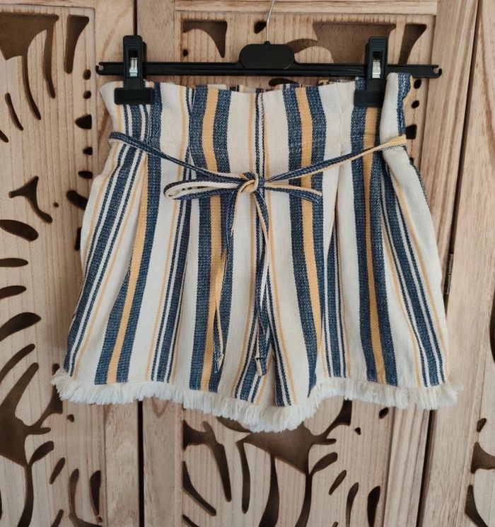 Short à rayures nouette à l'avant T M Bershka