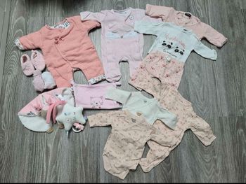 Lot vêtement 1 mois bébé fille