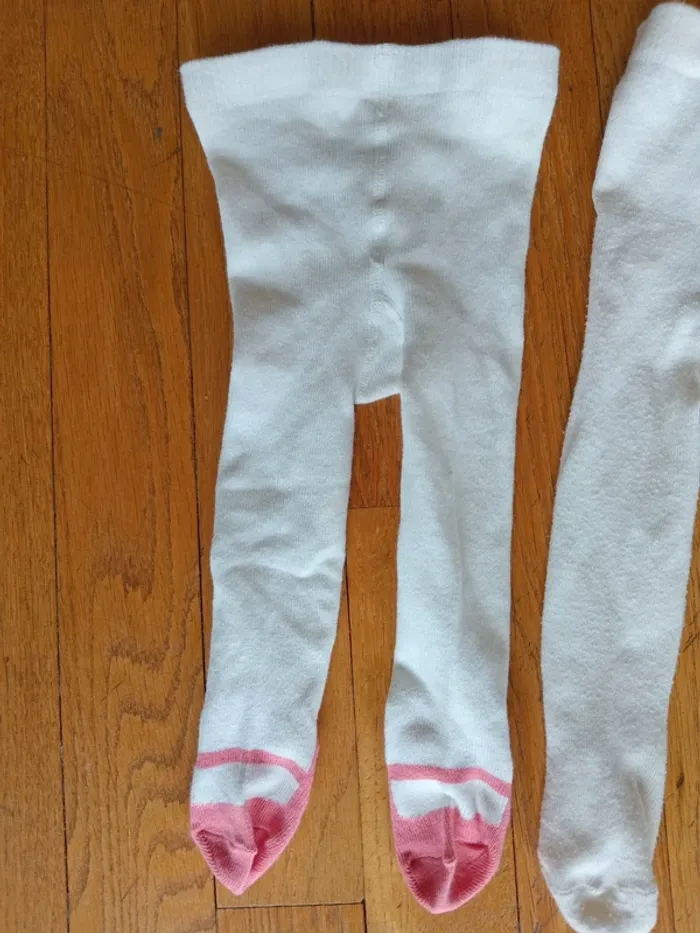 Lot 2 collants fille 6-9 mois - 1 neuf, 1 TBE - photo numéro 2