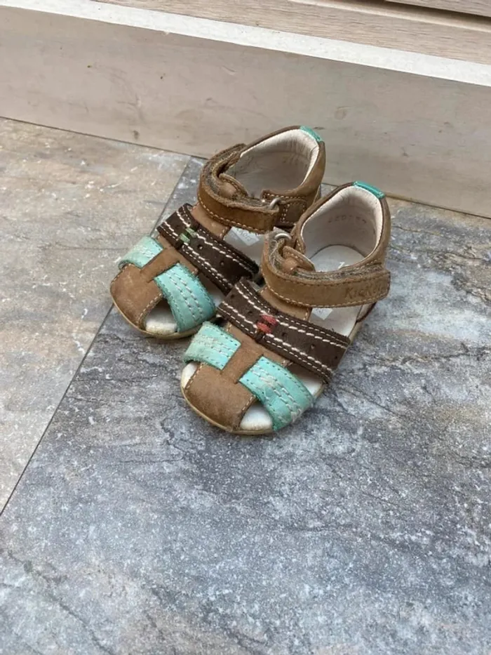 Sandales marron et vert Kickers 19