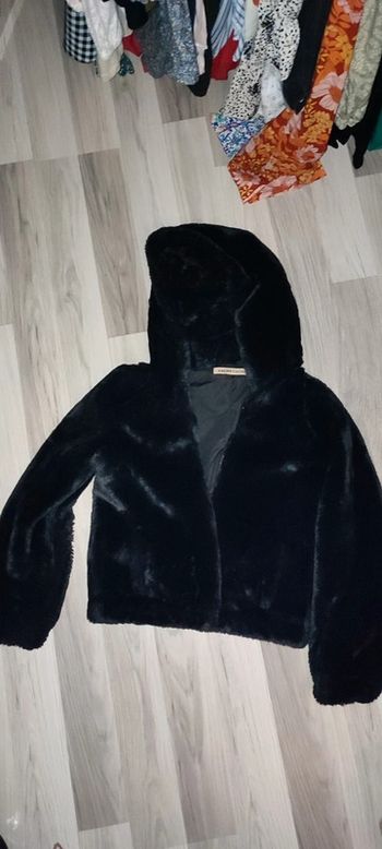 Manteau fausse fourrure a capuche