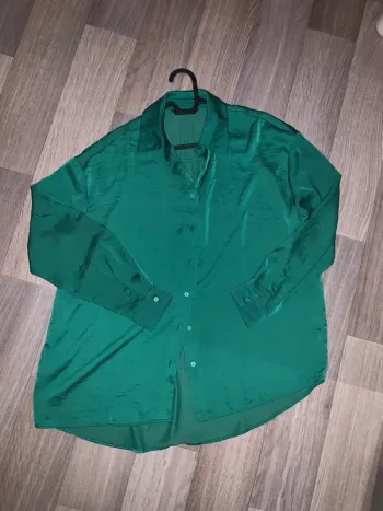 Chemise verte un peu satiné