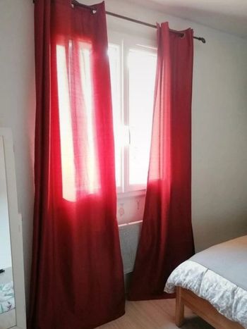 Jolie paire de rideaux rouge bordeaux semi occultant avec anneaux bronze
Marque heytens