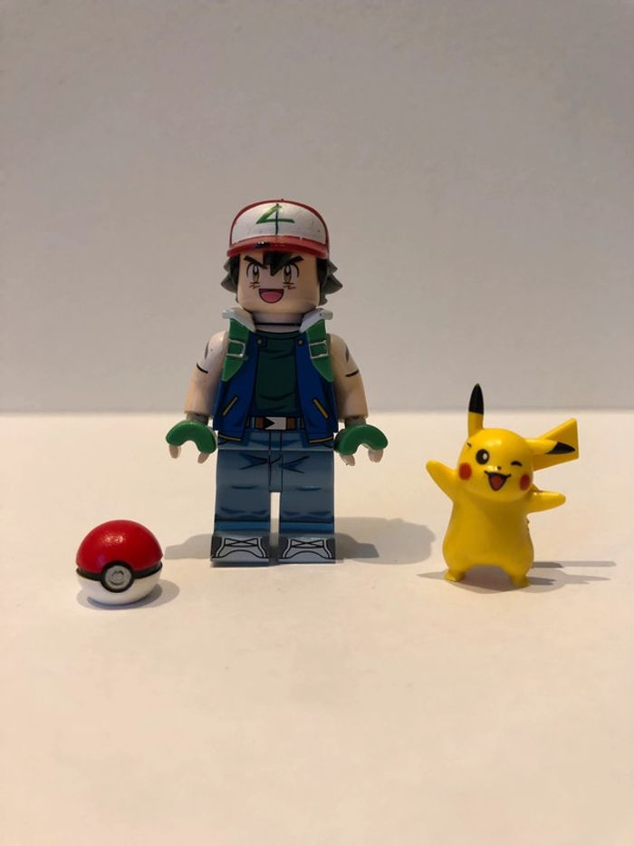 Figurine type lego Sacha et Pikachu. Pokémon