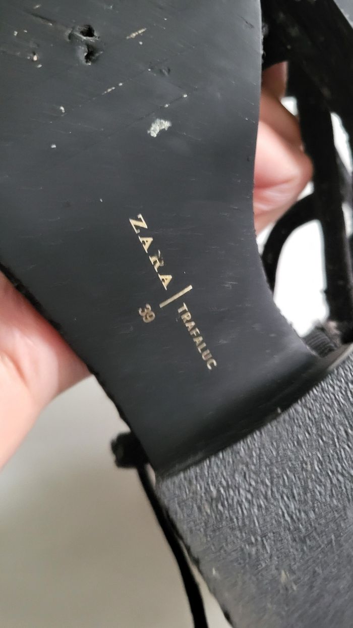 Sandales noires pour femmes Zara Taille 39 État comme neuf (Zara trafaluc) 
 
Prix : 20 euros 

Remise en main propre possible a Rueil-Malmaison (Secteur place besche) 

#zara#zarawoman#zarafashion#zaraaddicted#sandales#sandale#noir#classe#paillette#fêtes - photo numéro 9