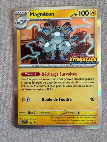 Carte Pokemon STAFF Magnéton 153 étincelles déferlantes EV08 Holo 