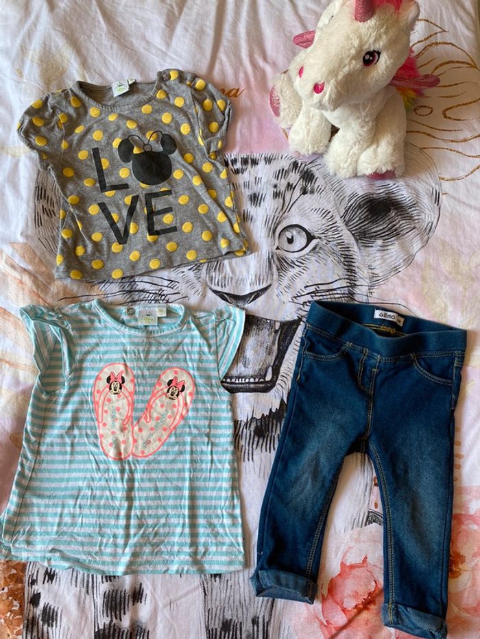 Ensemble 3 pièces de 2 t-shirts et 1 legging, taille 9 mois, marque Disney et Gémo.