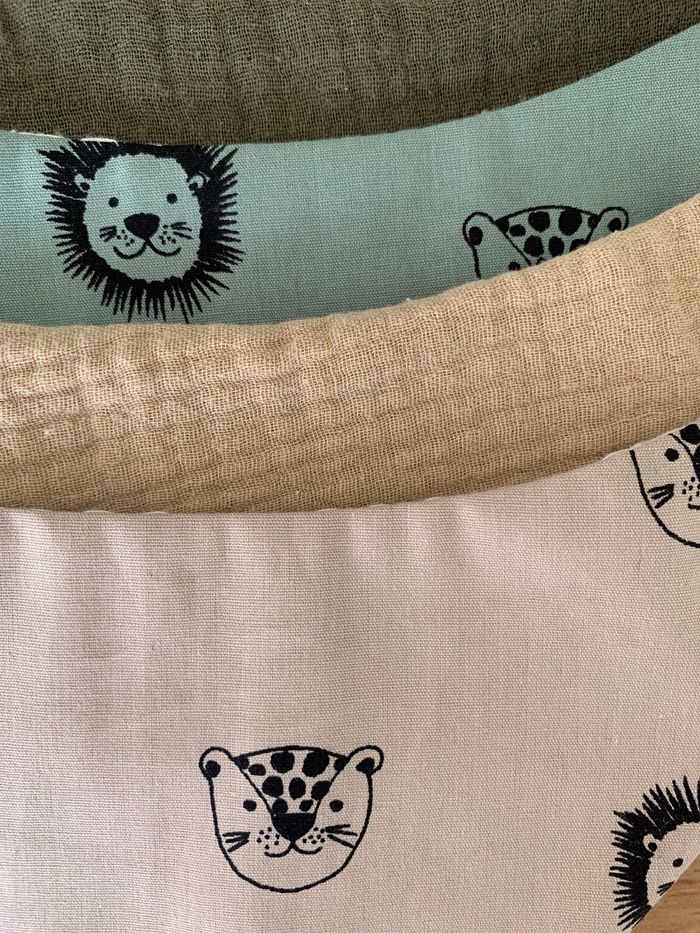 Ensemble de 4 bavoirs bandanas savane - photo numéro 3