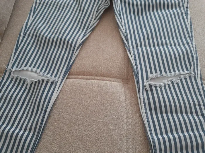 Pantalon rayé et troué - photo numéro 3